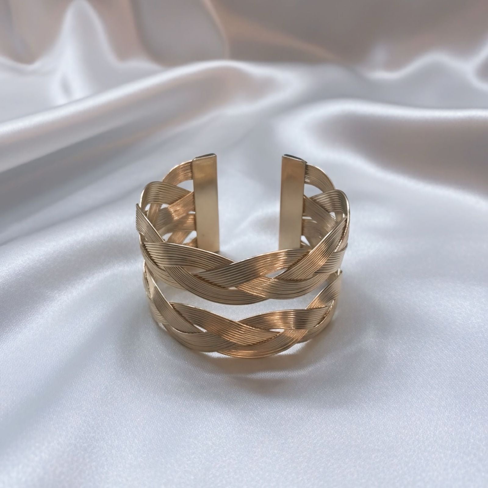 Adjustable golden bangle