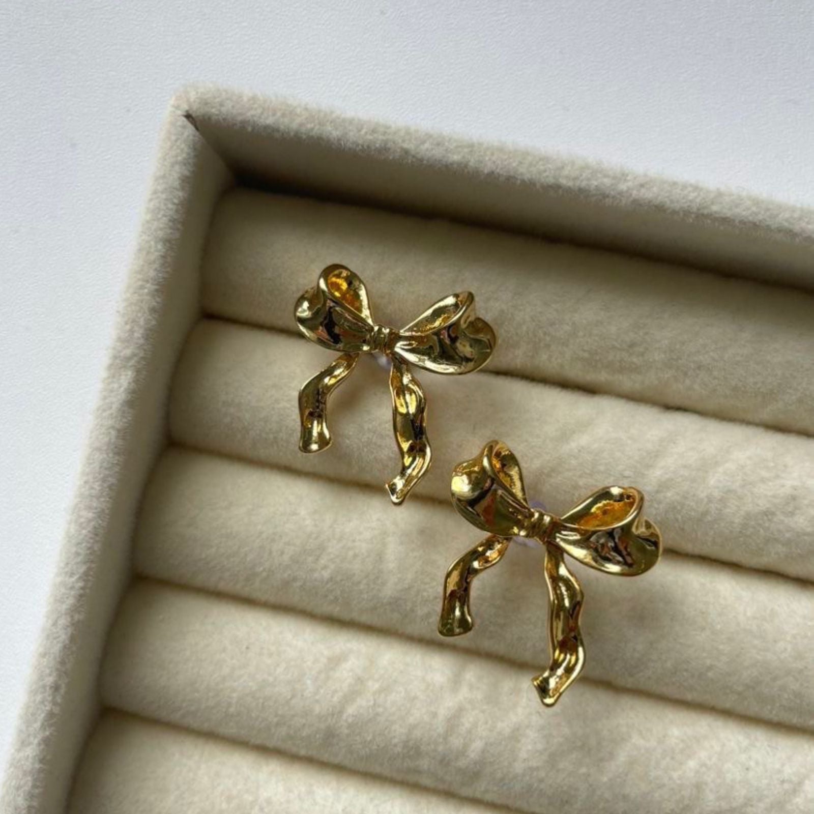Aesthetic Bow model Golden anti turnish earing
