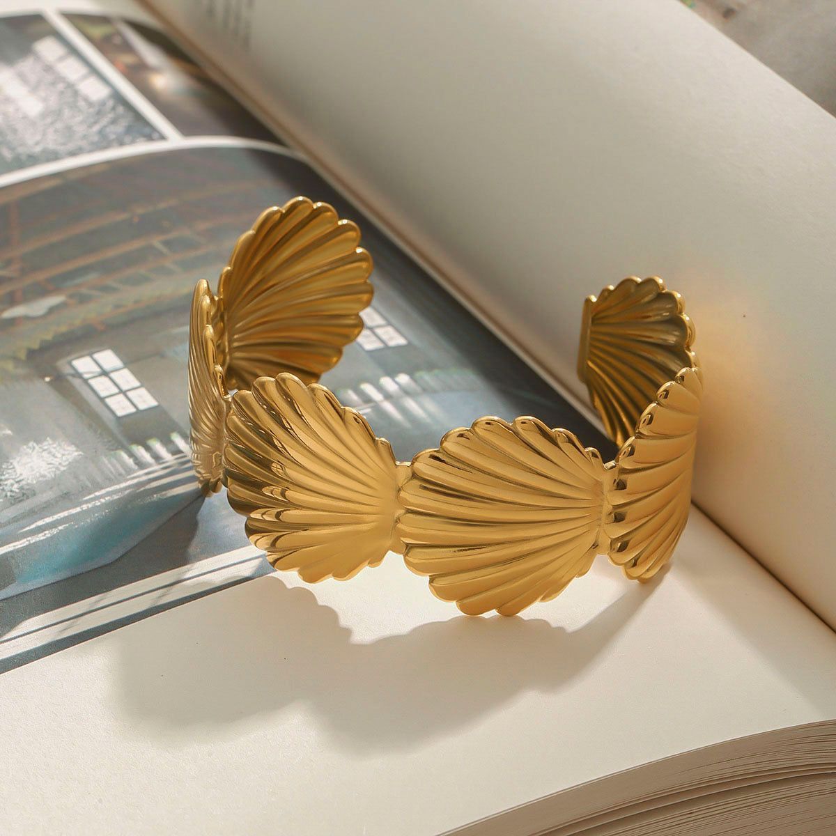 Shell shape anti turnish bangle